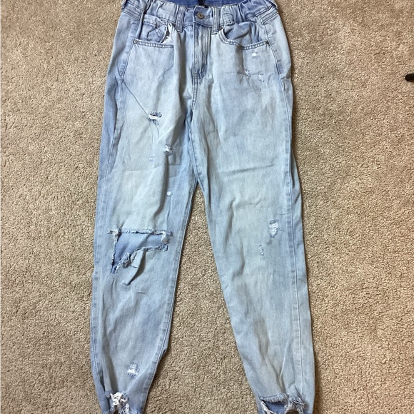 Two light blue jeans one is a bit baggy jeans - Picture 5 of 7